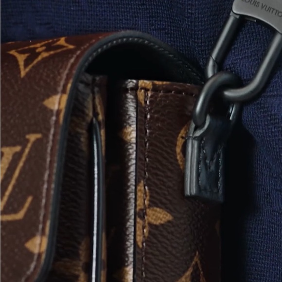 Louis Vuitton Macassar S Lock Vertical Wearable Wallet Black - Picture 7 of 12